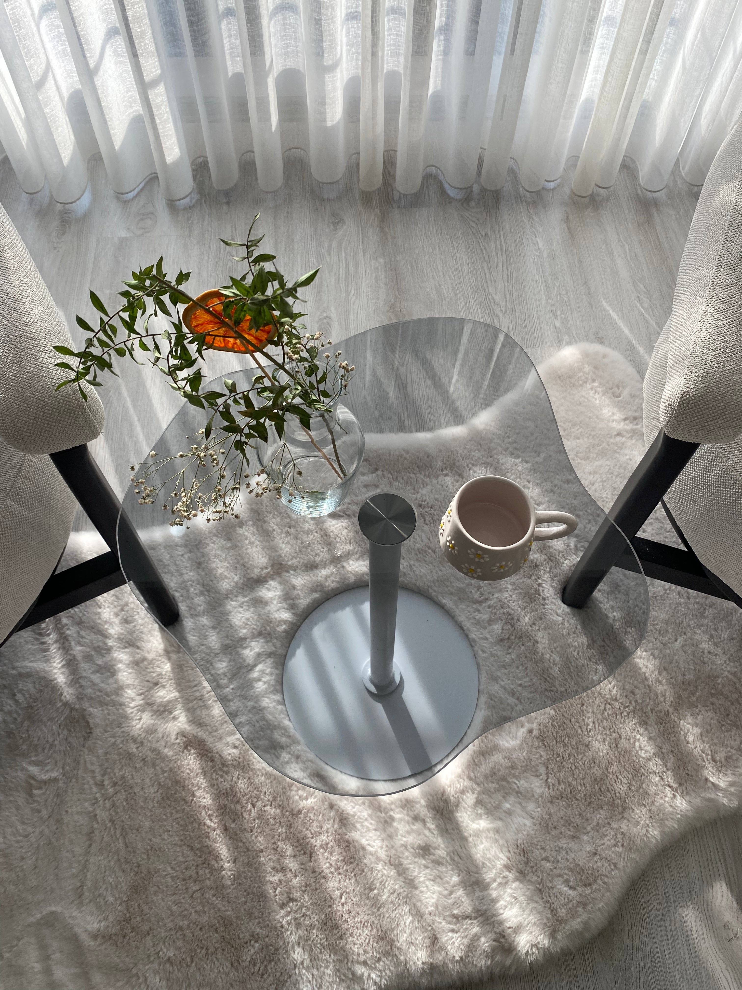 Beistelltisch Royale mit Weißfuß und Rauchglasplatte