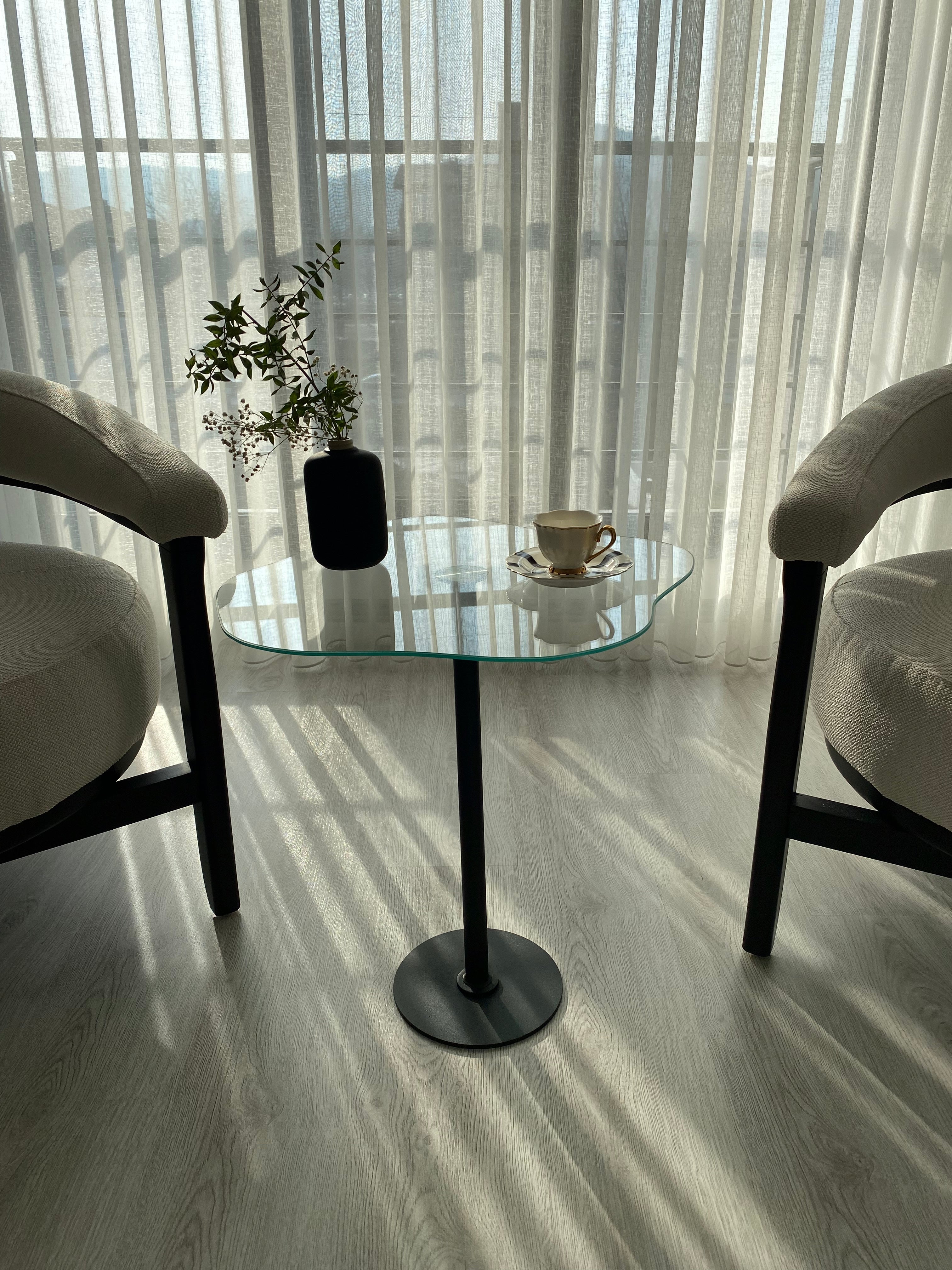 Beistelltisch Royale mit Schwarzfuß und Glasplatte