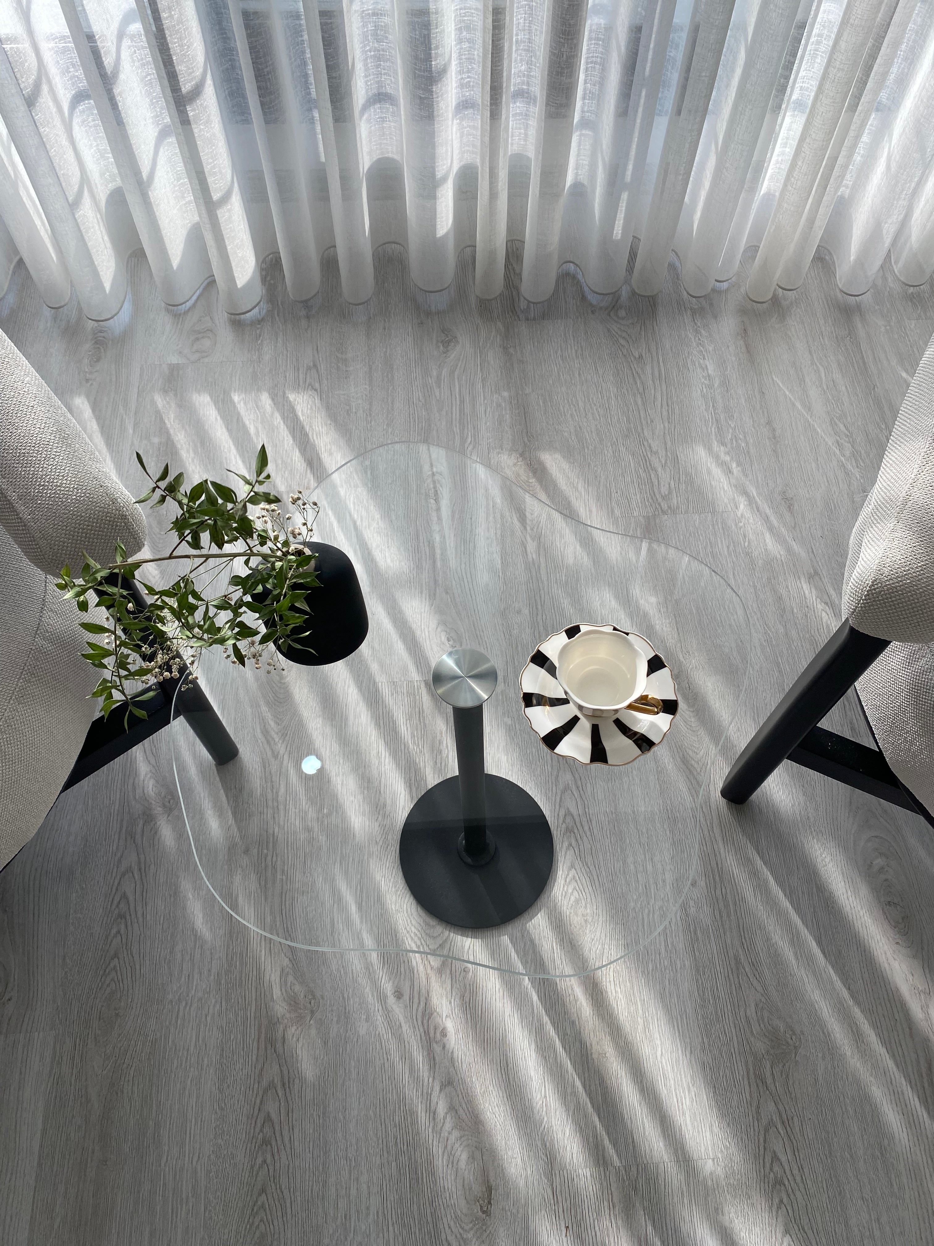 Beistelltisch Royale mit Schwarzfuß und Glasplatte